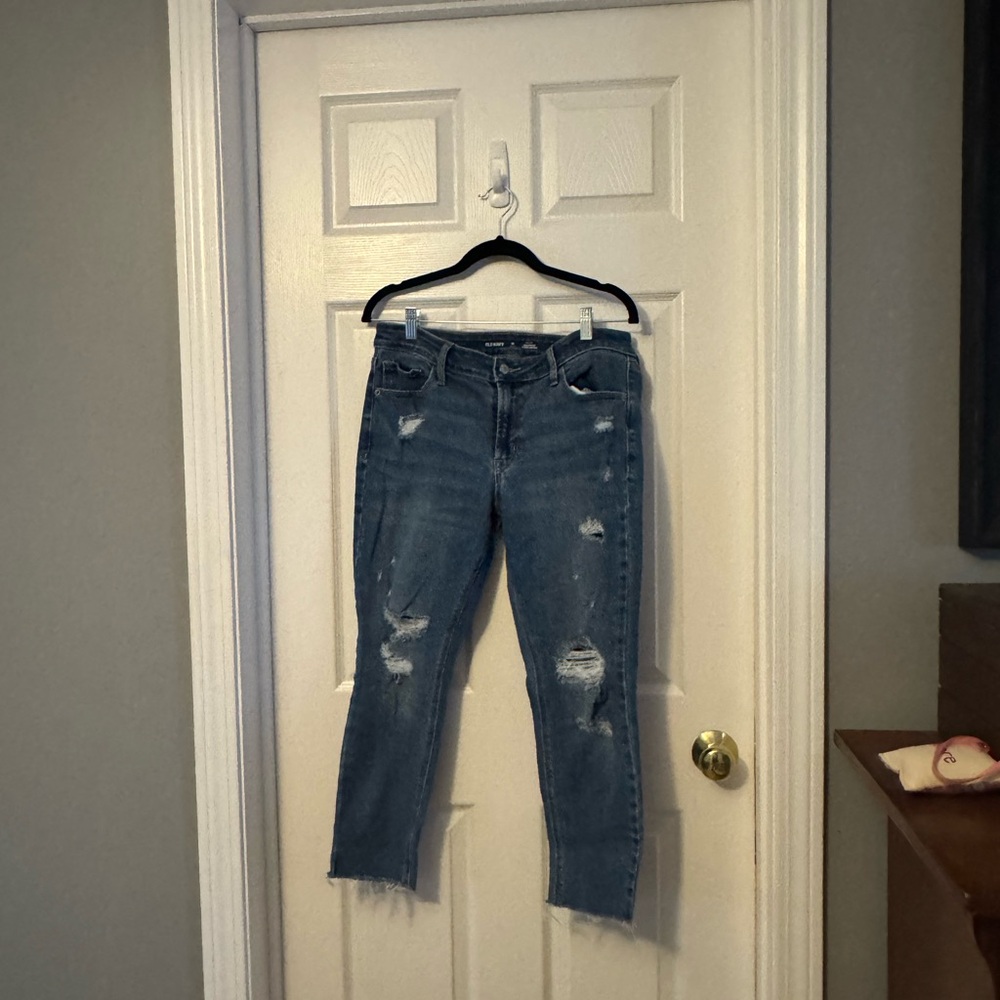 Distressed skinny jeans